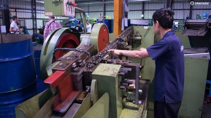 臺灣臺萬自行車零件工廠參觀:瘋狂的機器人|企業參觀 - 美騎網|Biketo.com